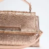 Alia satchel met textuur