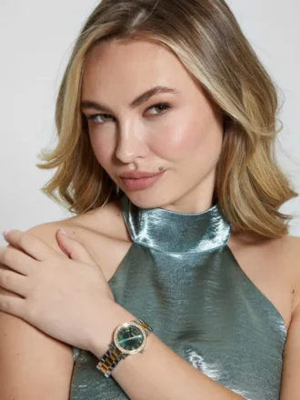 Analoog horloge in goud- en zilvertinten