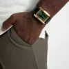 Analoog horloge in goudkleur en smaragdgroen