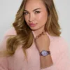 Analoog horloge met iriserende afwerking Analoog horloge met iriserende afwerking