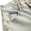 Denim broek met vetersluiting en uitlopende pijpen Denim broek met vetersluiting en uitlopende pijpen