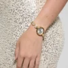 Goudkleurig analoog horloge