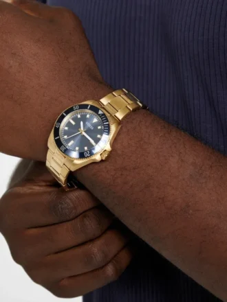 Goudkleurig analoog horloge