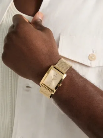 Goudkleurig analoog horloge