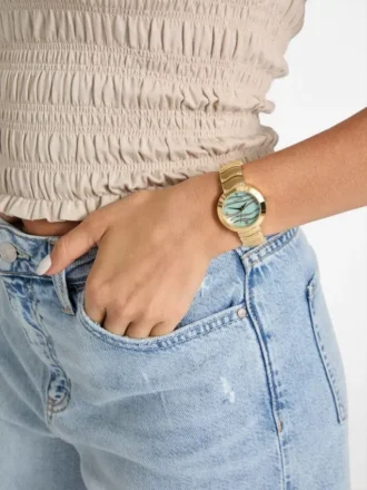 Goudkleurig analoog horloge