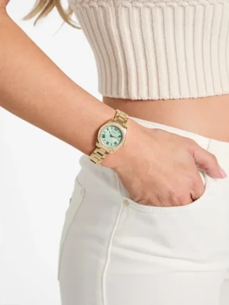 Goudkleurig analoog horloge