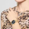 Goudkleurig analoog horloge met afgerond glas Goudkleurig analoog horloge met afgerond glas