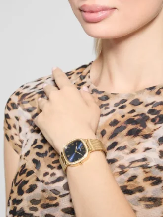 Goudkleurig analoog horloge met afgerond glas