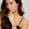Goudkleurig analoog horloge met bloemmotief Goudkleurig analoog horloge met bloemmotief