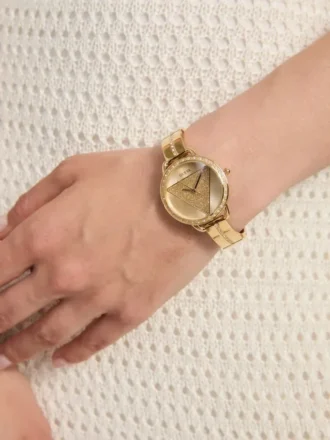 Goudkleurig analoog horloge met driehoekige bandbevestigingen