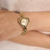 Goudkleurig analoog horloge met hart Goudkleurig analoog horloge met hart