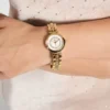 Goudkleurig analoog horloge met kralen Goudkleurig analoog horloge met kralen
