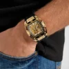 Goudkleurig analoog horloge met siliconenband