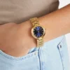 Goudkleurig en blauw analoog horloge