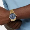 Goudkleurig en blauw multifunctioneel horloge