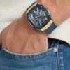 Goudkleurig en blauw multifunctioneel horloge Goudkleurig en blauw multifunctioneel horloge