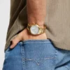Goudkleurig en blauw multifunctioneel horloge met textuur Goudkleurig en blauw multifunctioneel horloge met textuur