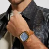 Goudkleurig en bruin lederen analoog horloge Goudkleurig en bruin lederen analoog horloge