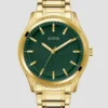 Goudkleurig en groen analoog horloge