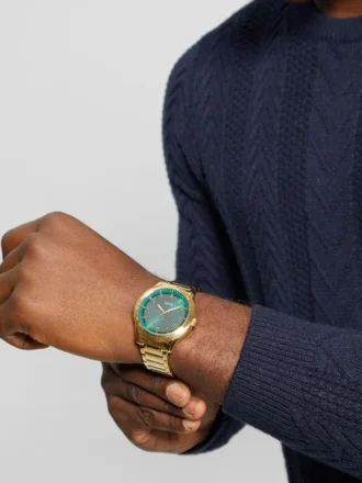 Goudkleurig en groen analoog horloge