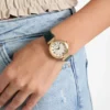Goudkleurig en lederen analoog horloge Goudkleurig en lederen analoog horloge