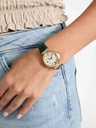 Goudkleurig en lederen analoog horloge
