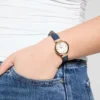 Goudkleurig en marineblauw lederen analoog horloge Goudkleurig en marineblauw lederen analoog horloge