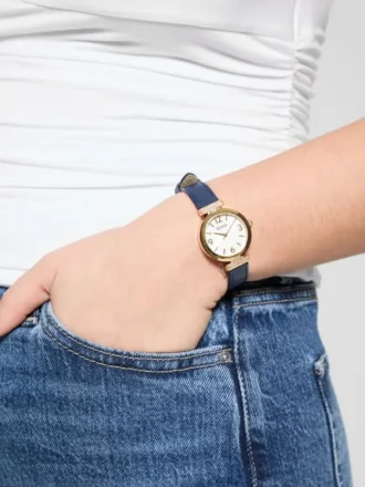 Goudkleurig en marineblauw lederen analoog horloge