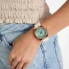Goudkleurig en wit analoog horloge Goudkleurig en wit analoog horloge
