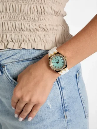 Goudkleurig en wit analoog horloge