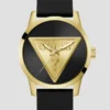 Goudkleurig en zwart analoog horloge