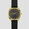 Goudkleurig en zwart analoog horloge