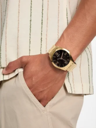 Goudkleurig en zwart analoog horloge