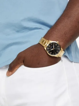 Goudkleurig en zwart analoog horloge