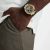 Goudkleurig en zwart multifunctioneel horloge