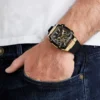Goudkleurig en zwart multifunctioneel horloge met siliconenband
