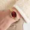 Goudkleurig rood analoog horloge