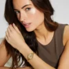 Goudkleurig zeshoekig analoog horloge