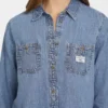 Klassiek denim overhemd met lange mouwen Klassiek denim overhemd met lange mouwen