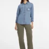 Klassiek denim overhemd met lange mouwen Klassiek denim overhemd met lange mouwen