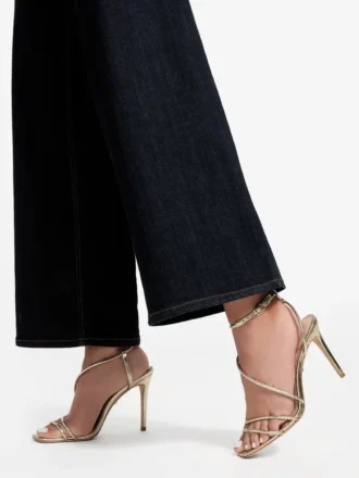 Metalen leren sandalen met bandjes aan de hakken