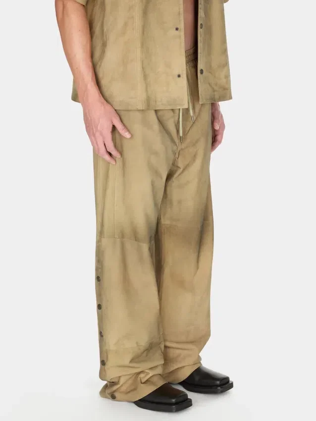 Relaxed broek van suède met drukknopen Relaxed broek van suède met drukknopen