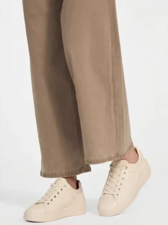 Ronii lage sneakers met pioenroos in reliëf