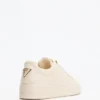 Ronii lage sneakers met pioenroos in reliëf