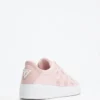 Ronii lage sneakers met pioenroos in reliëf