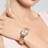 Roségoudkleurig analoog horloge met vierkant wijzerplaat en textuur Roségoudkleurig analoog horloge met vierkant wijzerplaat en textuur