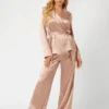 Satijnen pyjamaspak met versierde wikkelblouse en broeken