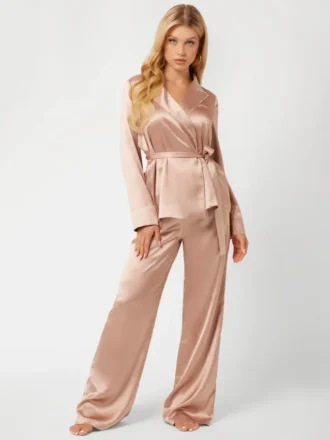 Satijnen pyjamaspak met versierde wikkelblouse en broeken