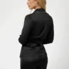 Satijnen pyjamaspak met versierde wikkelblouse en broeken