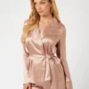 Satijnen pyjamaspak met versierde wikkelblouse en broeken
